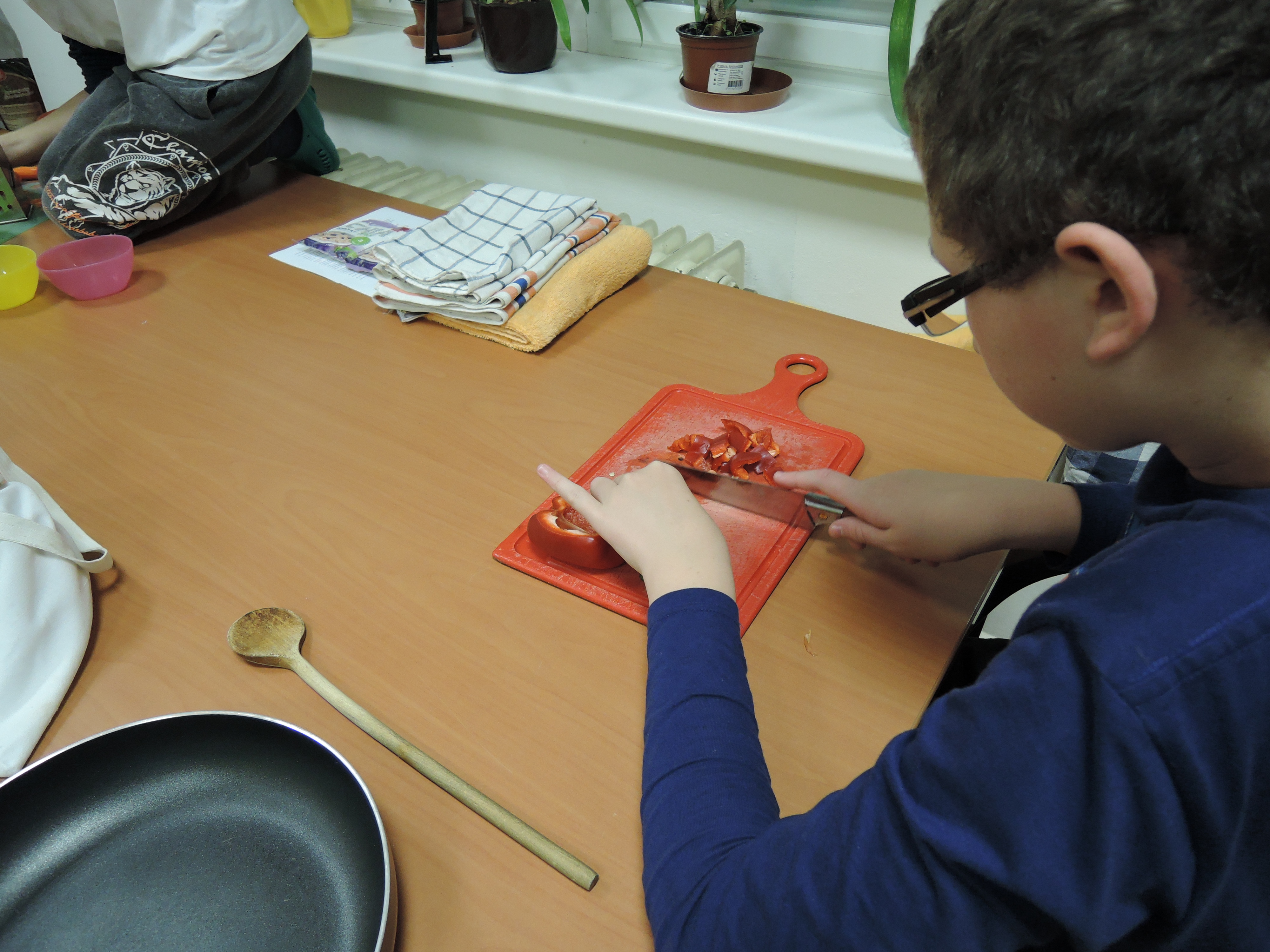 Postupujeme podle receptu. Pomocný kuchtík Kuba krájí papriku. 2