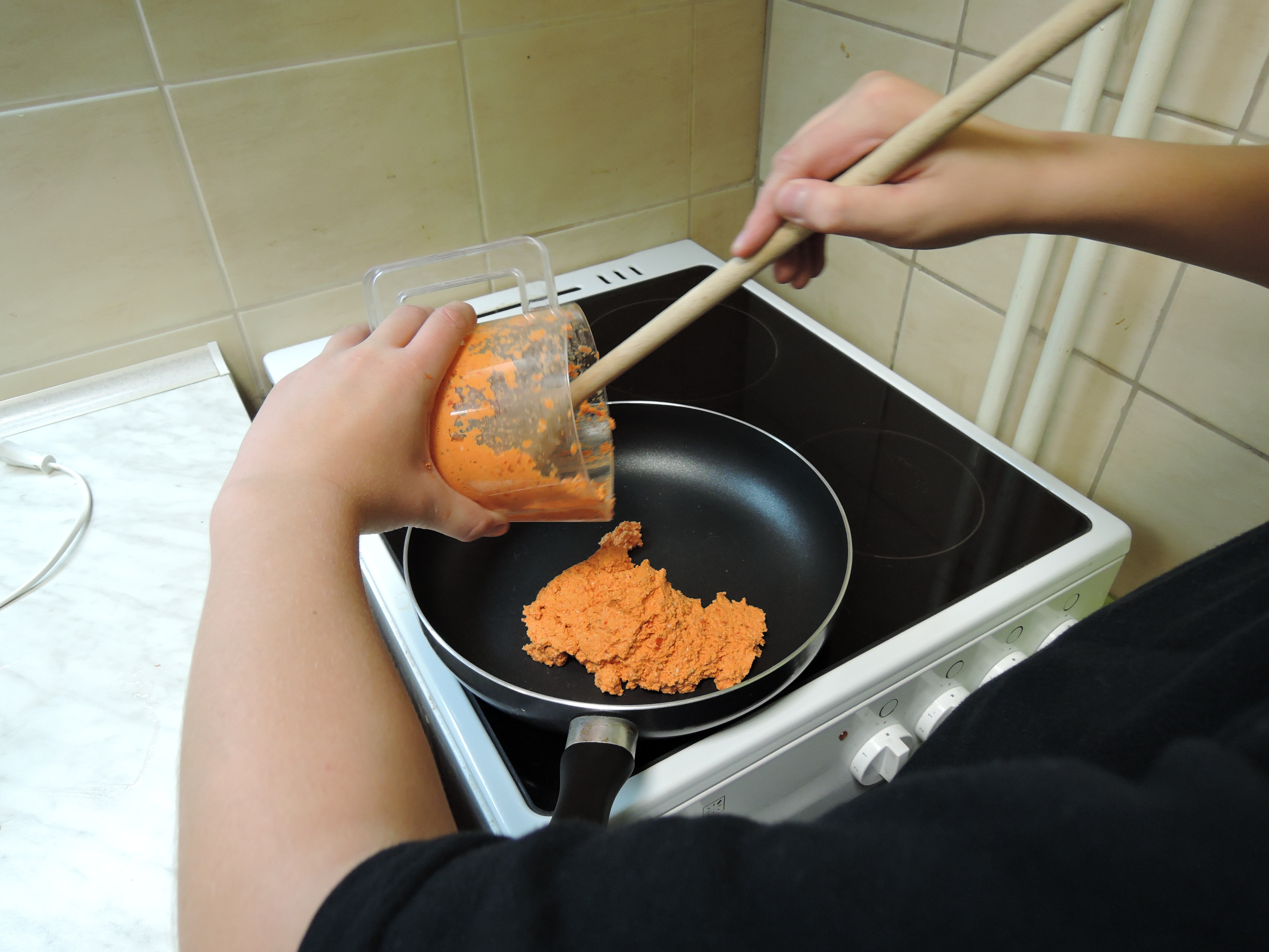 Hladkou hmotu přendáme na pánev. 8