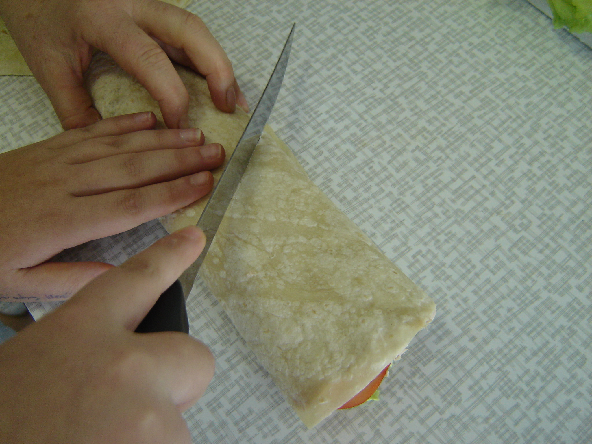 tortilu přeřízneme na dvě půlky 9