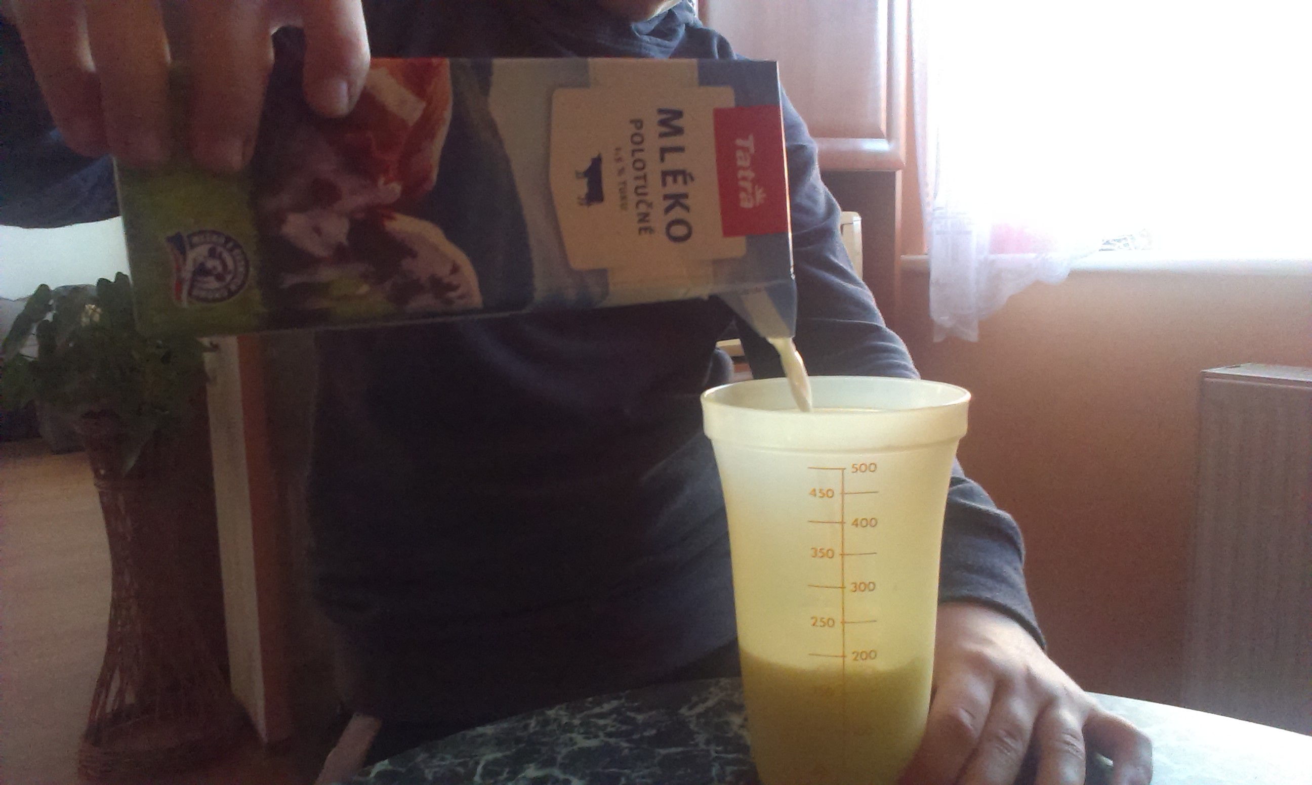 Nalití 250 ml mléka. 0