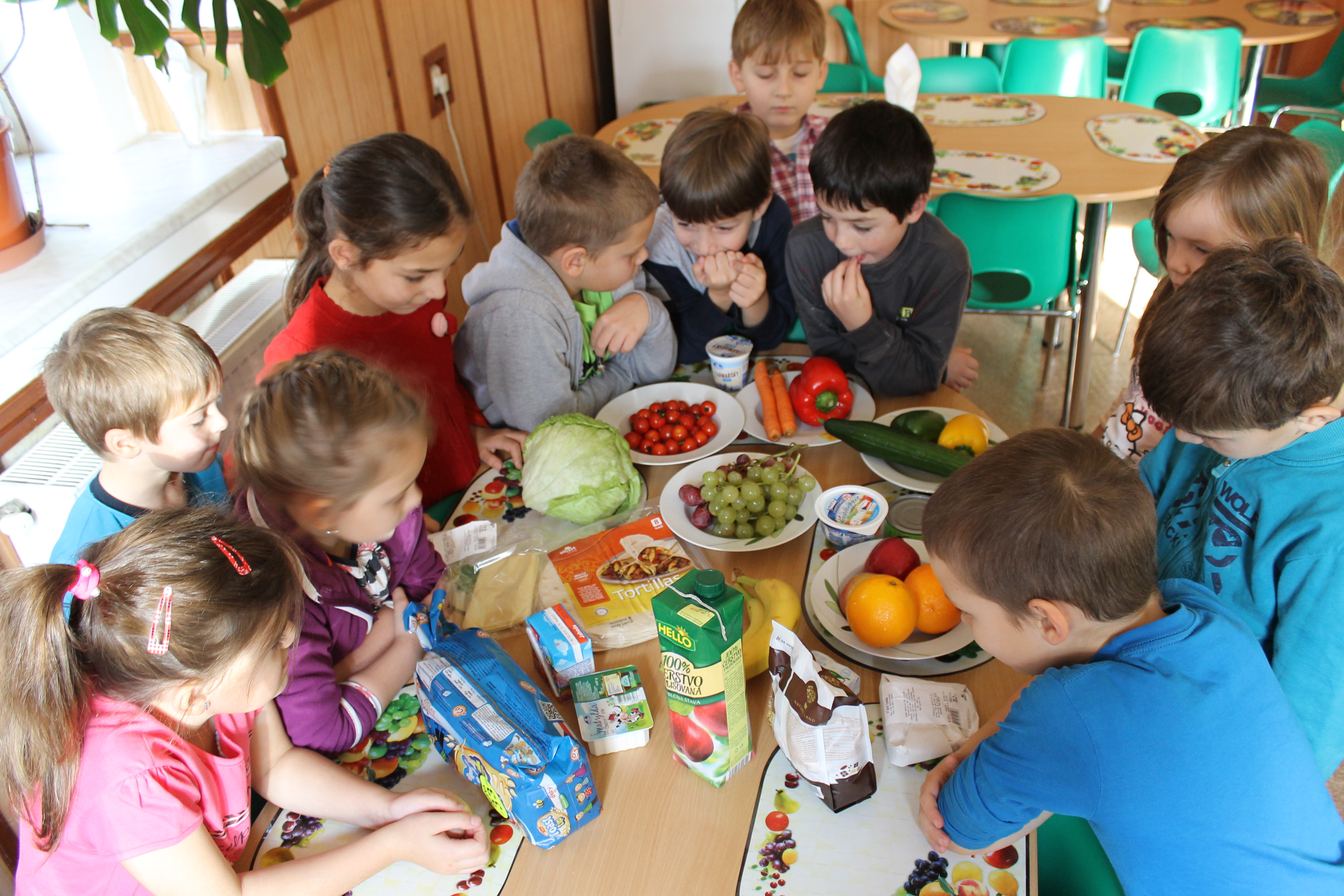Třídíme nakoupené věci. Nejprve podle umístění v obchodu na pečivo, ovoce, zelenina, ... Domluva, nad tím, co budeme potřebovat na naší svačinu. 4