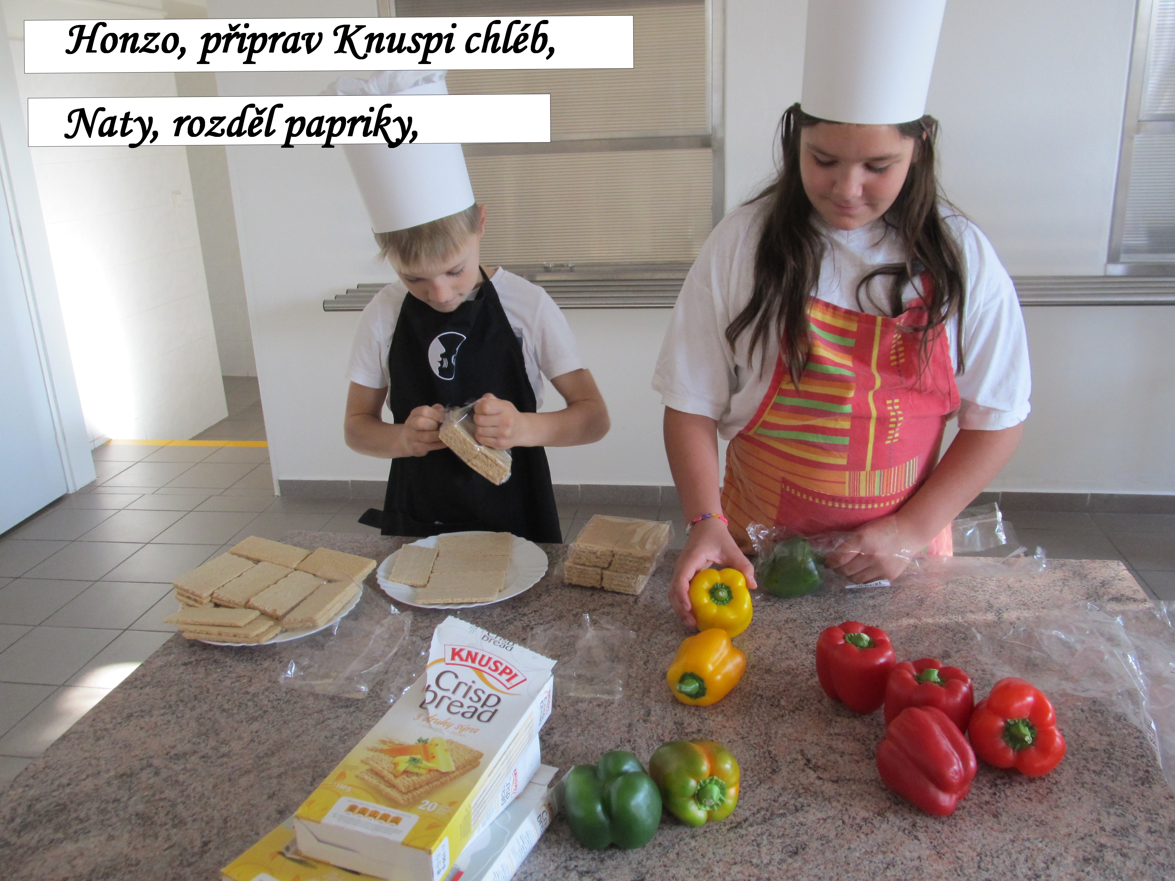 Honzo, připrav Knuspi chléb, Naty, rozděl papriky. 1